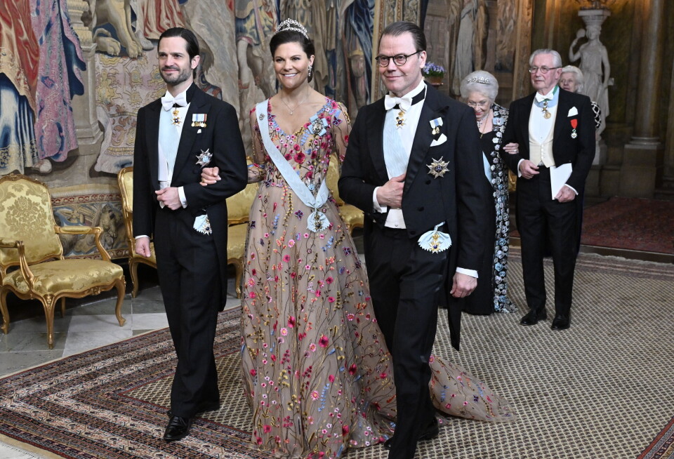 Kronprinsesse Victoria ankommer til festlighederne sammen med prins Daniel og prins Carl Philip. Bag dem kan man ane prinsesse Christina.