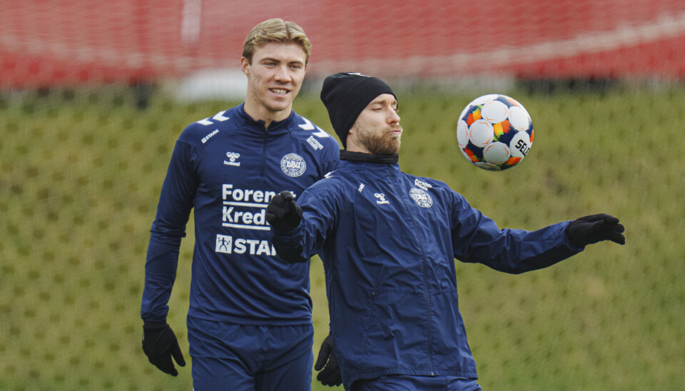 Rasmus Højlund (bagerst) og Christian Eriksen træner.