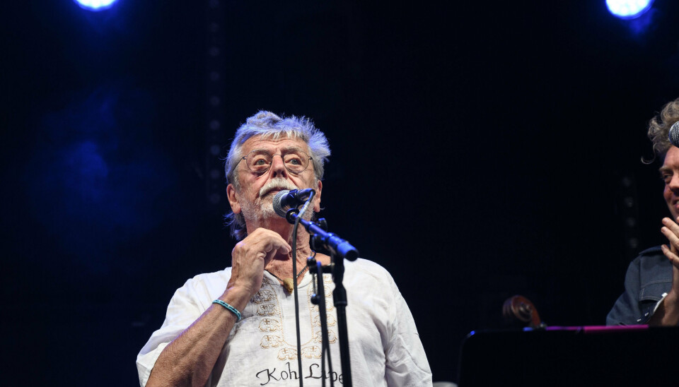 Et af dansk folkemusiks mangeårige koryfæer, Benny Holst, er fortsat som aktiv musiker langt op i årene. Her ved en hyldestkoncert for Povl Dissing på Tønder Festival i 2022. Den 21. marts fylder Benny Holst 85 år.