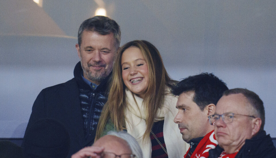 Kong Frederik og Prinsesse Josephine havde en fest på tribunen, da Danmark sejrede mod Portugal