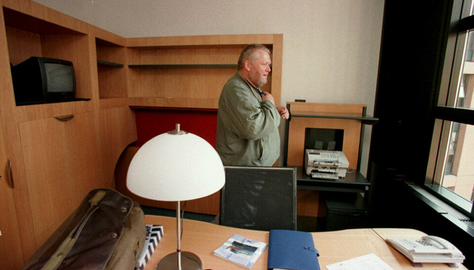Skuespilleren Jens Okking foreviget i sit kontor i Europa-Parlamentet i Strasbourg i 1999.