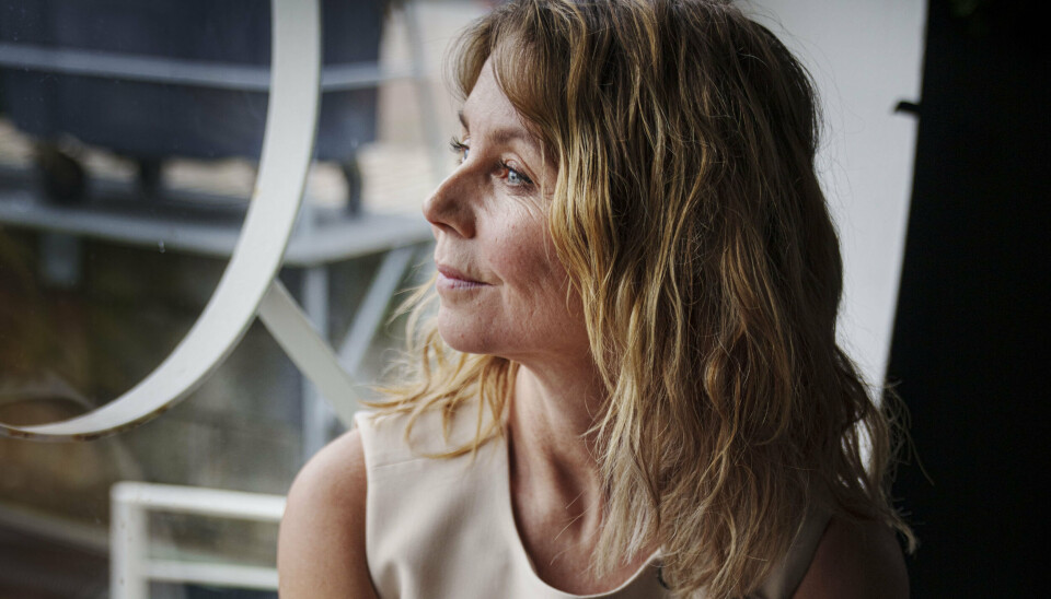 Anne Louise Hassing er 57 år og har tidligere været med i film som 'Idioterne', 'Hvidsten gruppen' og 'Jagten'. Siden 2013 har hun været med i samtlige ti sæsoner af 'Badehotellet', som sidste år lukkede og slukkede.