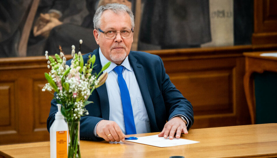 I Fællessalen på Christiansborg skriver det nyvalgte folketingsmedlem for Danmarksdemokraterne Kenneth Fredslund Petersen under på en erklæring om at ville overholde Grundloven.