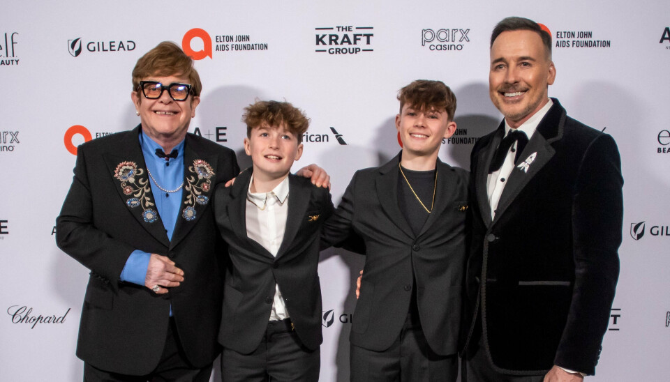 Elton John med sin lille familie: gemalen David Furnish og sønnerne Elijah og Zachary.