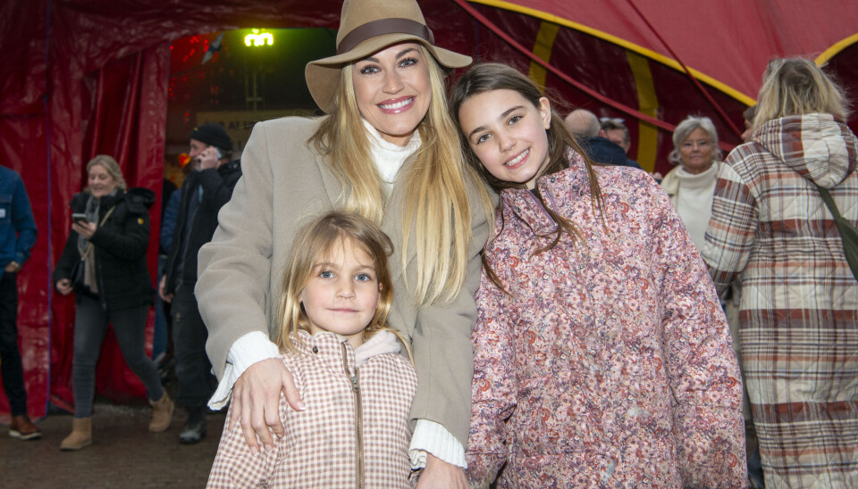 Amalie Szigethy med døtrene Hannah og Josephine.