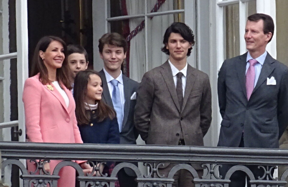 Grev Nikolai ses her på balkonen på Amalienborg sammen med prins Joachim og sine tre søskende samt stedmor prinsesse Marie