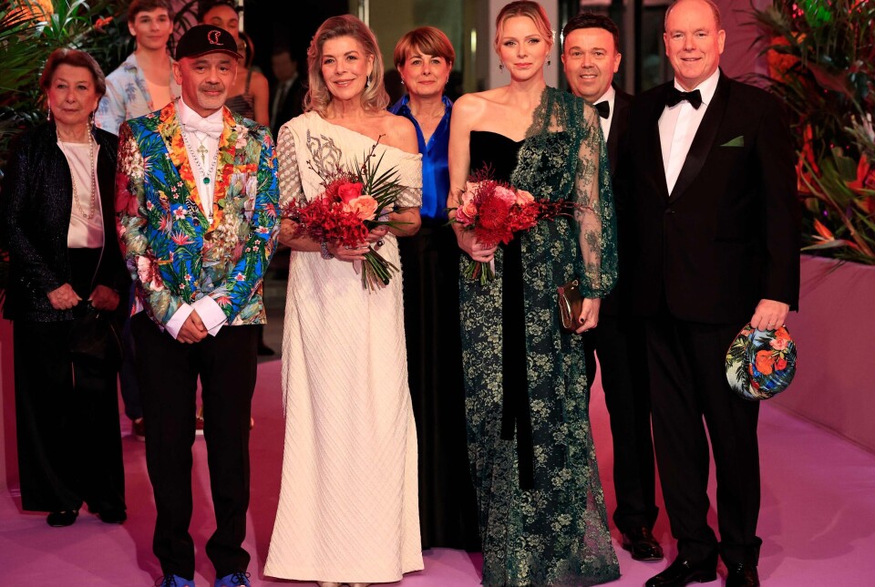 Furst Albert og fyrstinde Charlene ses her sammen med prinsesse Caroline samt skodesigneren Christian Louboutin.
