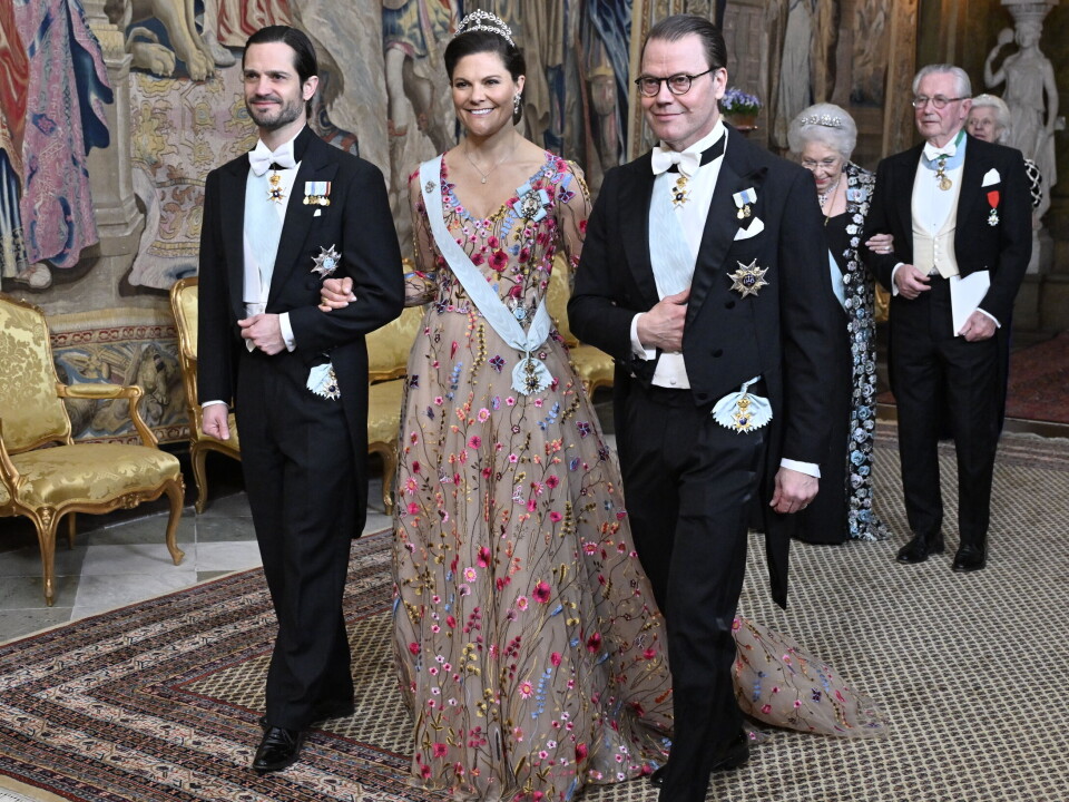 Prins Carl Philip (tv) ses her ankomme til en repræsentationsmiddag på slottet i Stockholm sammen med kronprinsesse Victoria og prins Daniel tidligere på måneden.