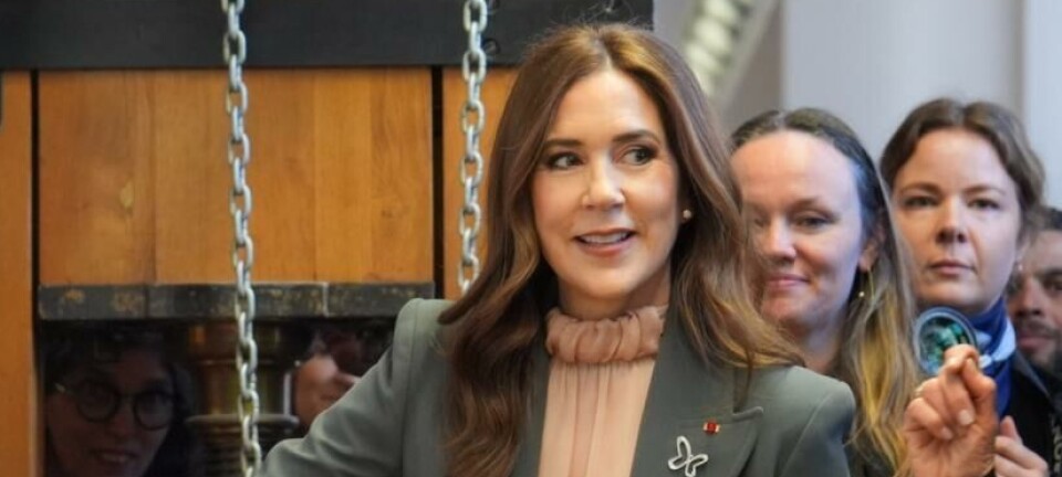 Dronning Mary klipper gobeliner ned