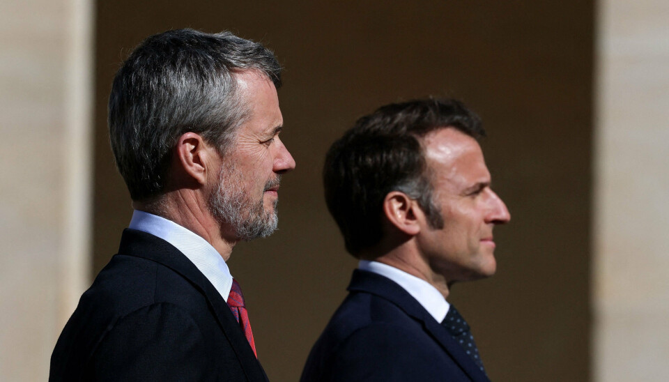 Kong Frederik og dronning Marys statsbesøg i Frankrig blev indledt mandag med en officiel velkomstceremoni, hvor den franske præsident, Emmanuel Macron, modtog det danske regentpar i Hôtel des Invalides i Paris.
