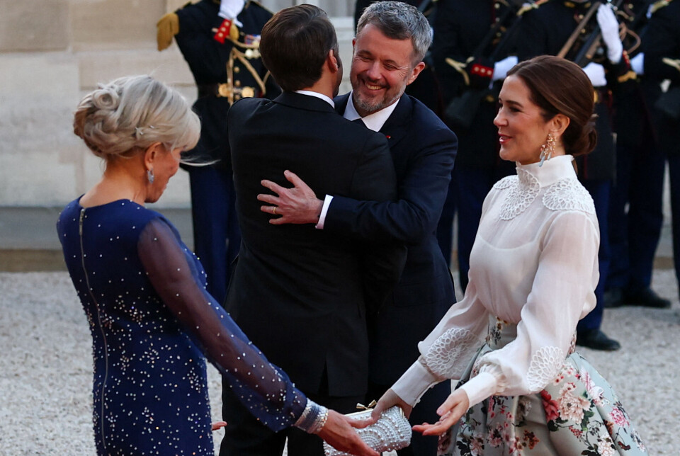 Frederik og Mary bliver budt velkommen til gallamiddagen af det franske præsidentpar på pladsen for Elysee palæet.