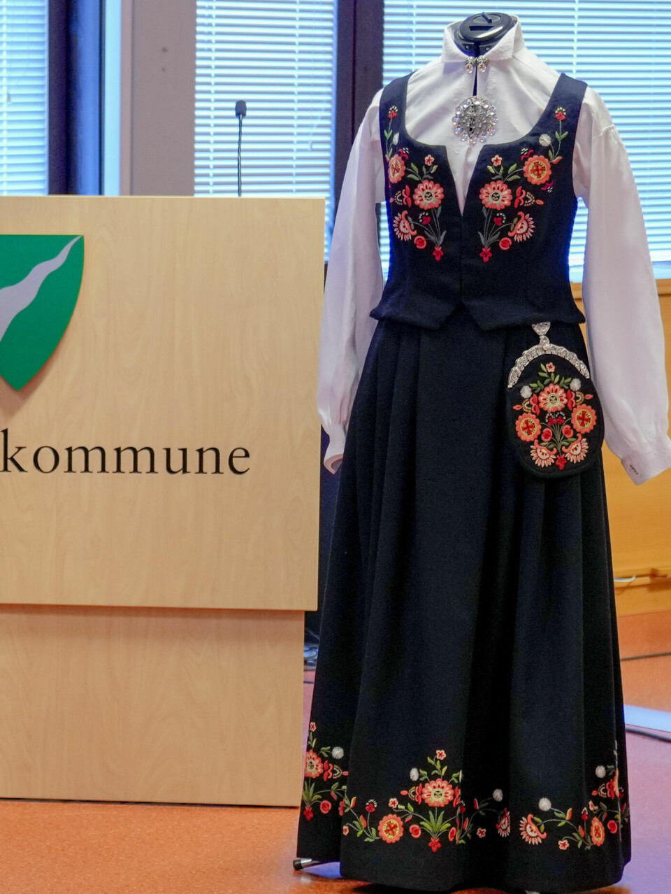 Den smukke bunad, som prinsesse Ingrid Alexandra har fået i gave af Målselv kommune som tak for sin indsats hos ingeniørtropperne i Skjold Lejren.