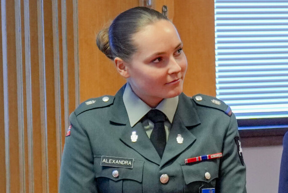 Prinsesse Ingrid Alexandra - i uniform - ses her ved gaveoverrækkelsen der fandt sted på rådhuset i Målselv kommune.