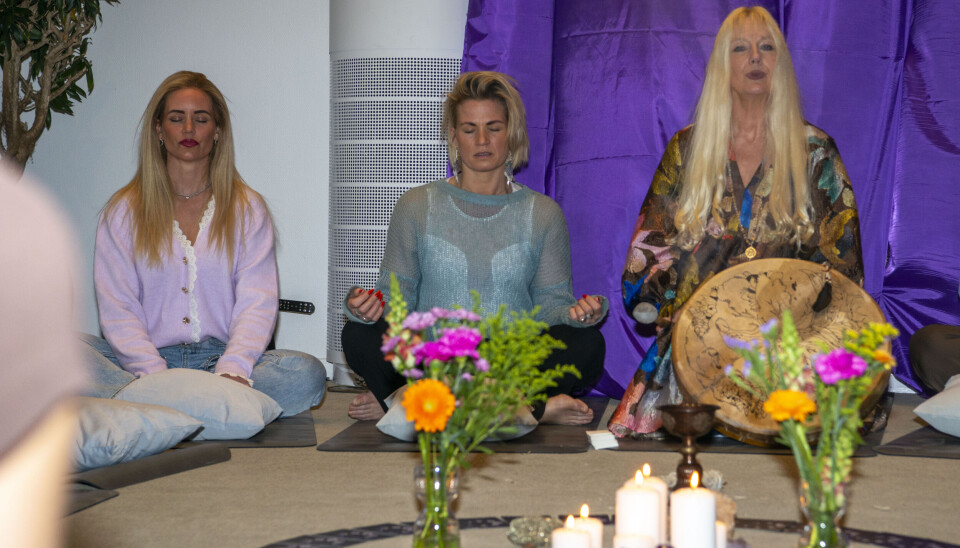 Mie Moltke i en shaman-session med Pia Nissen til Viaplay-programmet 'Spirituelle Stjerner'.