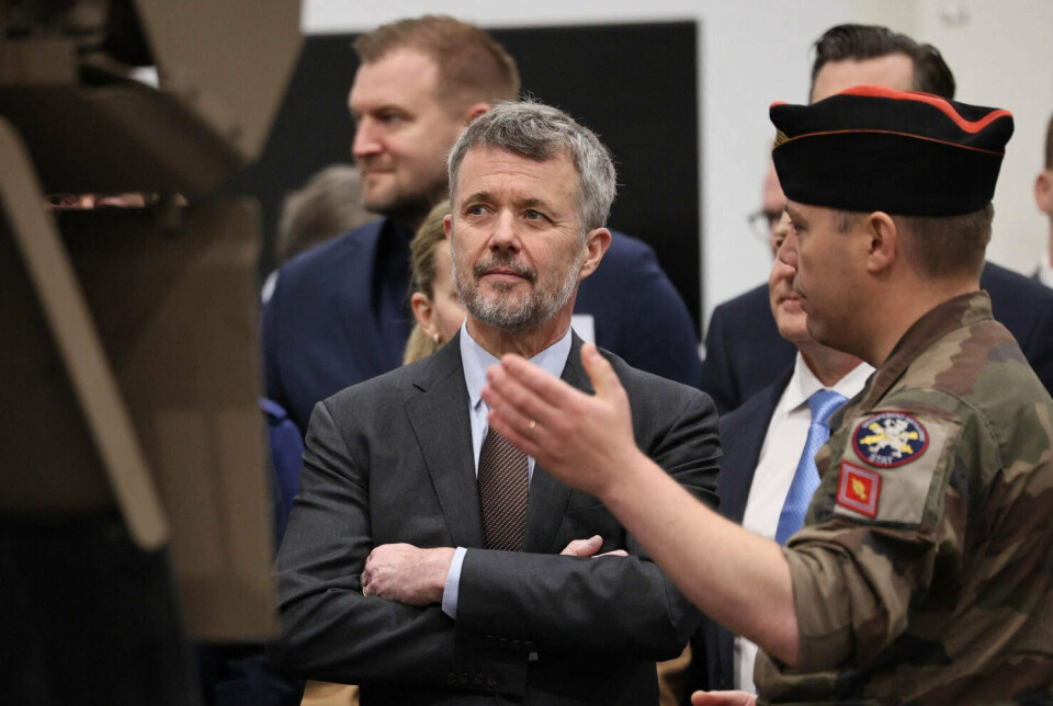 Kong Frederik fik fremvist flere militære køretøjer under et besøg ved den franske virksomhed KNDS, der producerer militært materiel.