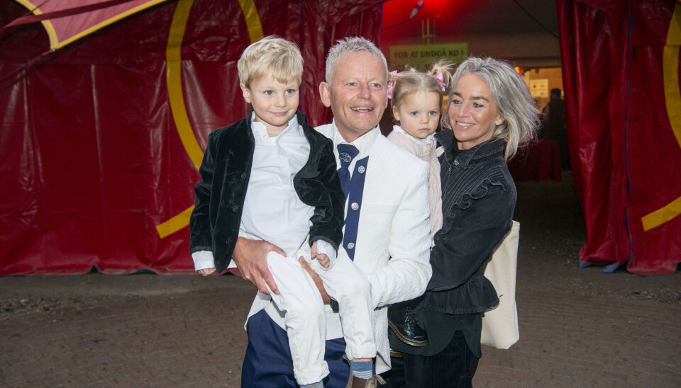 Bubber med familien foran Cirkus Arena ved premieren i foråret.