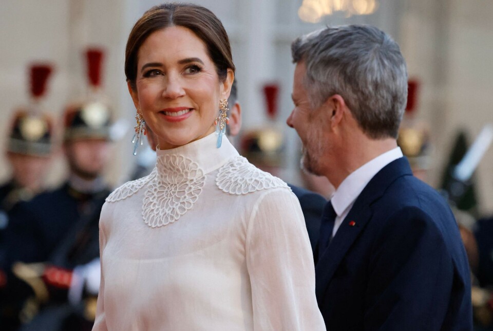 Frederik og Mary ses her ankomme til gallamiddag i Élysée Palæet under det netop overståede statsbesøg i Frankrig