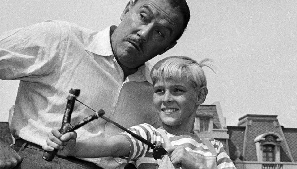 Skuespiller Jay North, der her ses til højre i ung udgave som 'Dennis the Menace' i tv-serien af samme navn. Til venstre er det skuespilleren Gale Gordon.