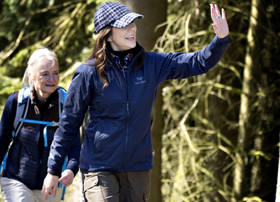 Dronning Mary, klædt på til lejligheden, ses her undervejs på den nye sti.