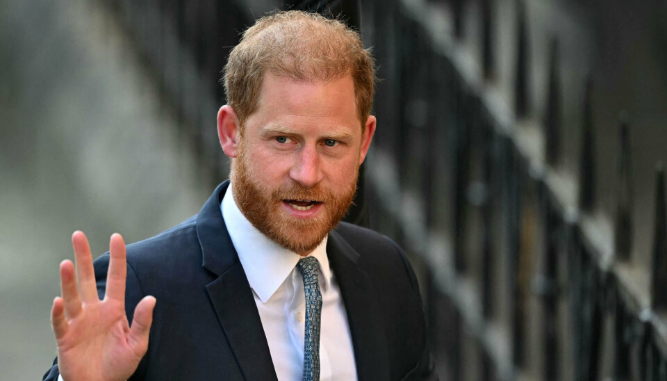Prins Harry vinkede til de fremmødte, da han ankom til retten i London tidligere tirsdag.