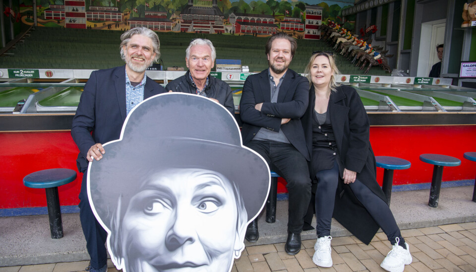 Linda P med en del af holdet bestårende af instruktør Mads M. Nielsen, skuespiller Kurt Ravn, skuespiller Thomas Warberg og den fraværende skuespiller Søs Egelind, der nu har meldt afbud.