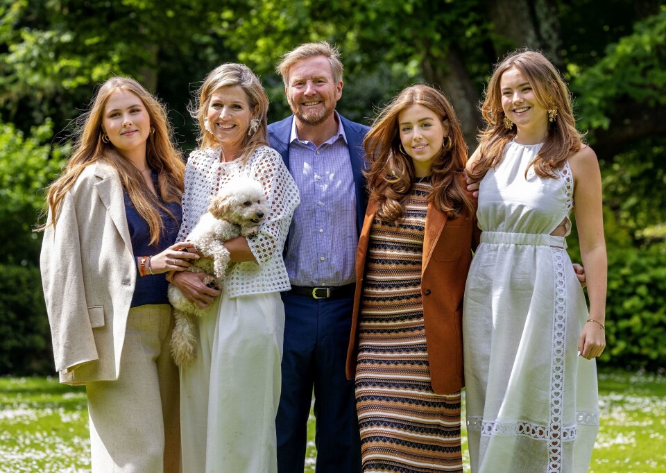 Den hollandske kongefamilie. Fra venstre er det 21-årige kronprinsesse Amalia, dronning Maxima, kong Willem Alexander, 19-årige prinsesse Alexia og dagens 18-års fødselar prinsesse Ariane