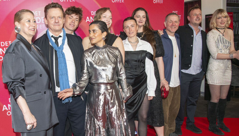 Trine Dyrholm (tv.) sammen med castet til 'Det Andet Offer', hvor også Anders Matthesen (nummer tre fra højre) er på plakaten