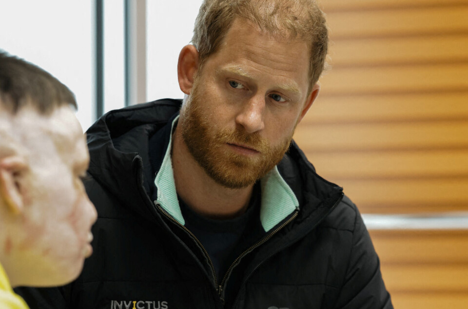En tydeligt mærket prins Harry ses her i samtale med en af de indlagte på klinikken i Lviv.