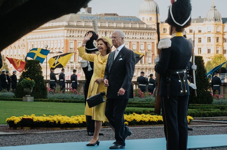 Det svenske kongepar ses her på pladsen neden for slottet i Stockholm i forbindelse med kong Carl Gustafs 50-års regentjubilæum i 2023.