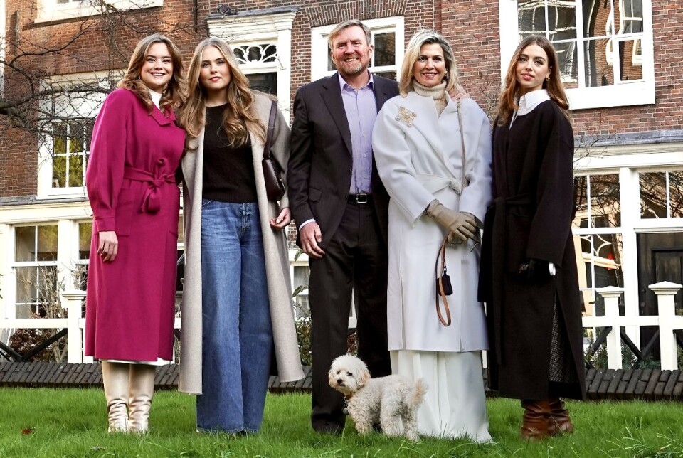 Hollandkse kong Willem-Alexander og dronning Maxia ses her med deres tre døtre. Fra venstre nu 18-årige prinsesse Ariane, 21-årige kronprinsesse Amalia og yder til højre 19-årige prinsesse Alexia.