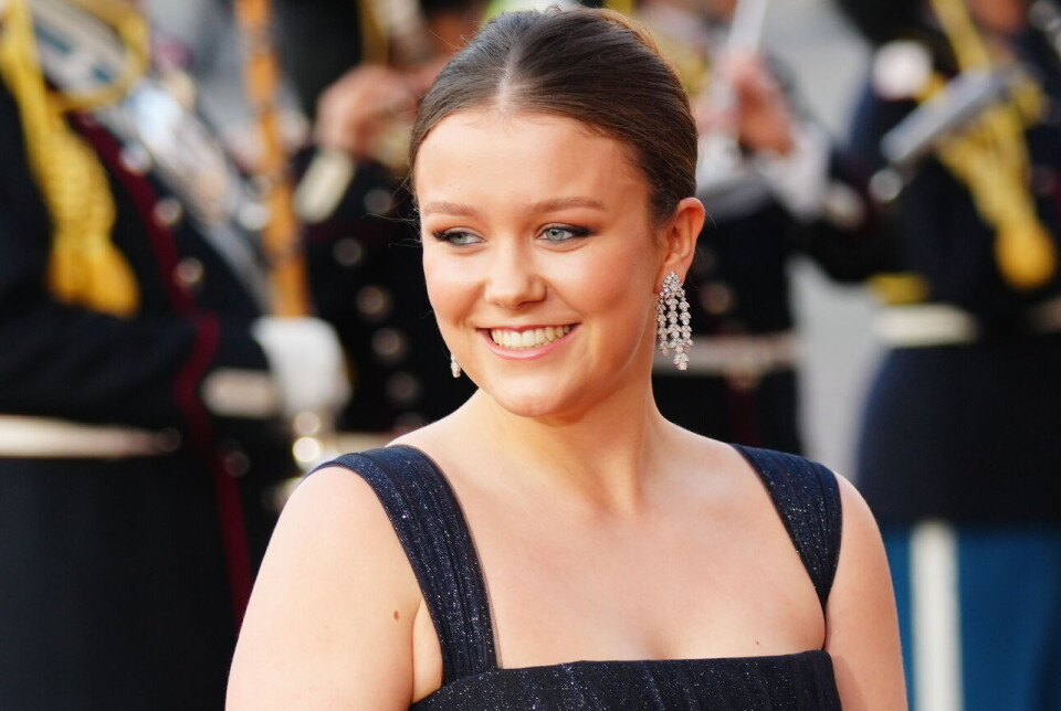 Prinsesse Isabella se her ankomme til sin store fest på Det Kongelige Teater tirsdag aften.