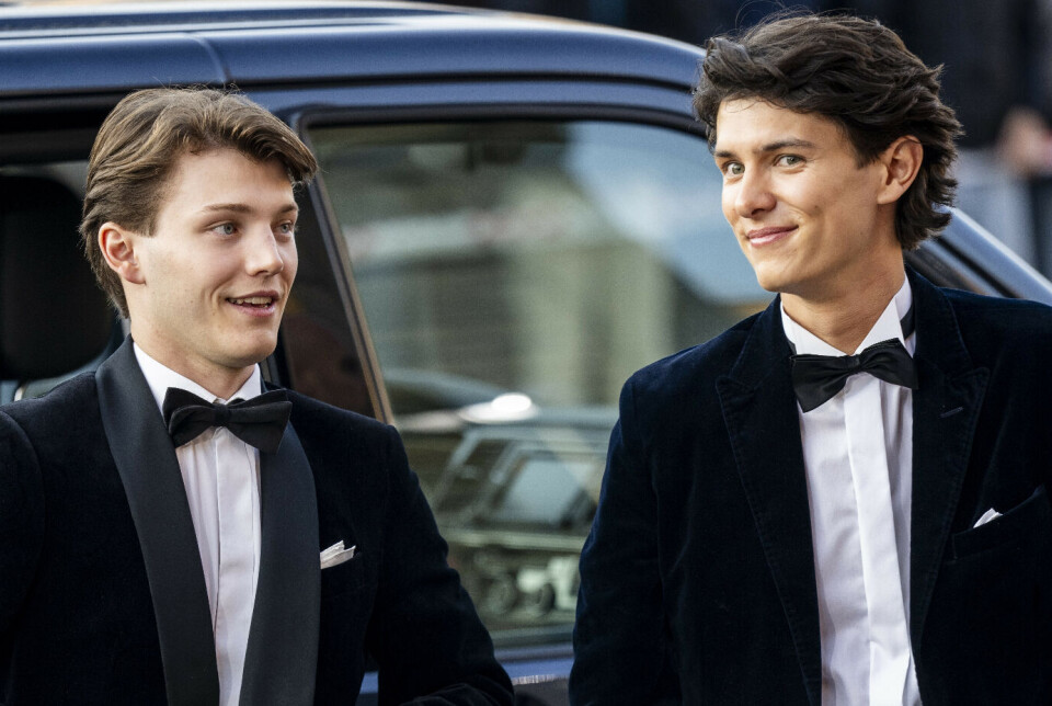 Grev Felix og grev Nikolai ankommer her sammen til fejringen af prinsesse Isabellas 18-års fødselsdag på Det Kongelige Teater tirsdag aften