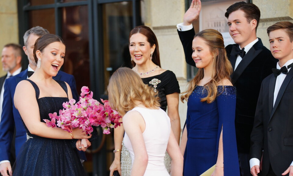 Prinsesse Isabellas bliver her modtasget med blomster ved ankomsten til Det Kongelige Teater tirsdag aften