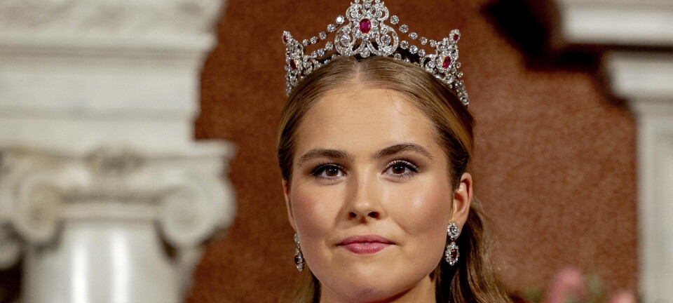 Kronprinsesse klædt på som en dronning