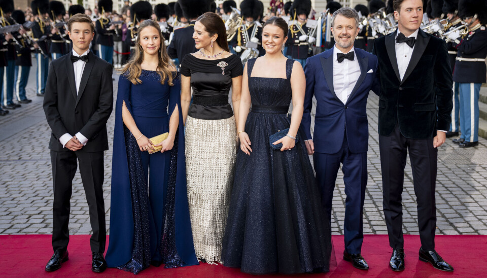 Prinsesse Isabella med hele familien bestående af tvillingerne Vincent og Josephine, Dronning Mary, Kong Frederik og kronprins Christian