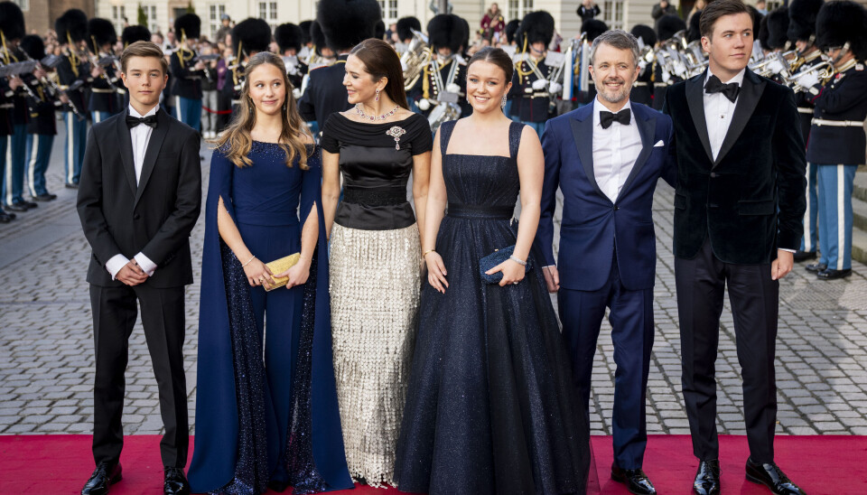Prinsesse Isabella med familien bestående af tvillingerne Vincent og Josephine, Dronning Mary, Kong Frederik og kronprins Christian