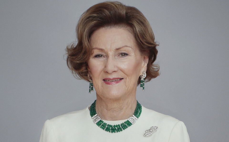 Dronning Sonja blev mandag aften i al hast fløjet med helikopter til Rikshospitalet i Oslo på grund af åndedrætsproblemer.