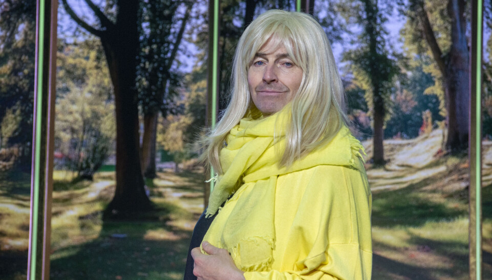 Mads Knarreborg kan ses i en ny parodi som Ulla Therkelsen iført markant tørklæde.