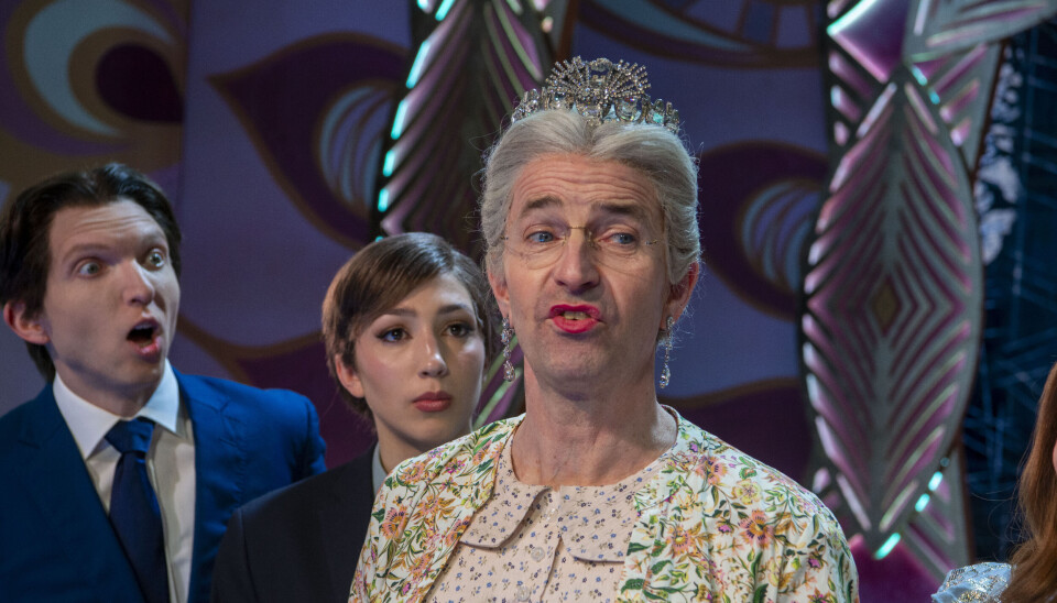 Mads Knarreborg skal folde sig ud som Dronning Margrethe i Cirkusrevyen.