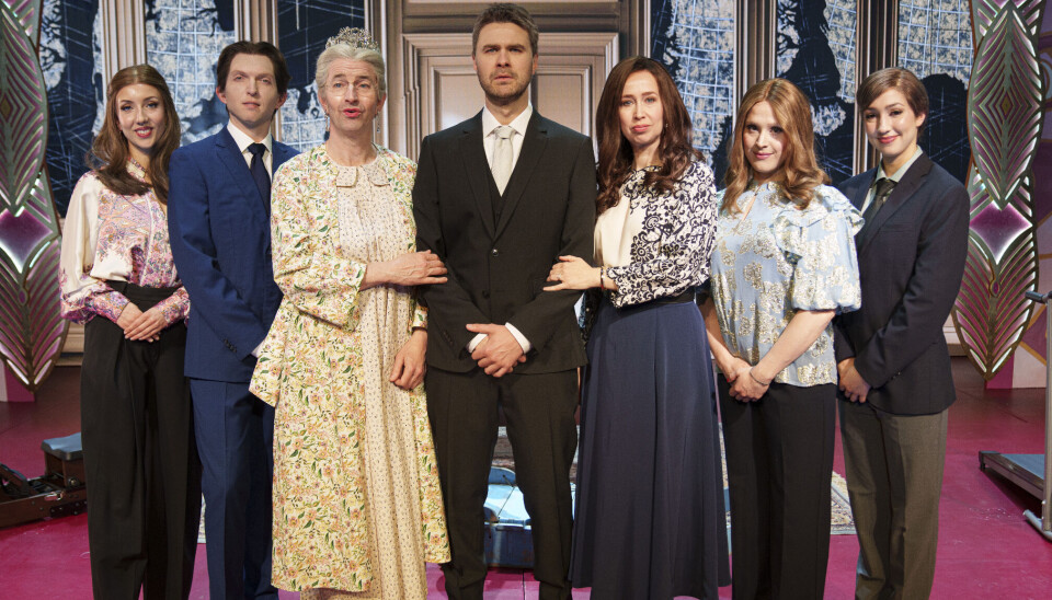 Den kongelige familie med Magnus Haugaard, som Kong Frederik, Merete Mærkedahl som Dronning Mary og Mads Knarreborg som Dronning Margrethe under pressefotograferingen på Cirkusrevyen 2025. Til venstre Prinsesse Isabella og Prins Christian, til højre Prinsesse Josephine og Prins Vincent som er dansere i Cirkusrevyen.
