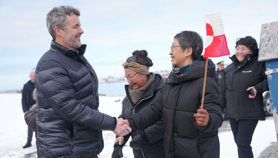 Kong Frederik mødte flere borgere ved havnen i Nuuk, som ønskede ham god tur, inden han sejlede ud på en fjordtur.