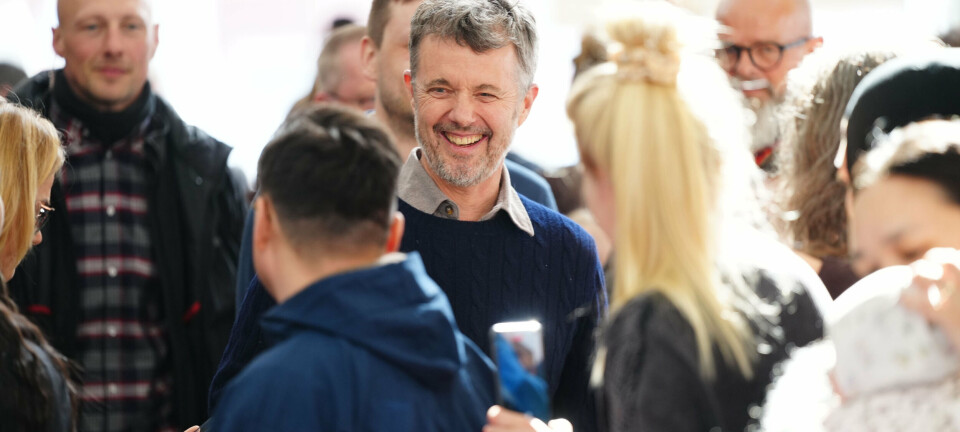 Hundredvis mødt op for at se kongen drikke kaffe