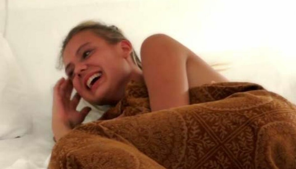 Grineflip over Paradise-sex: Caroline håner lille penis