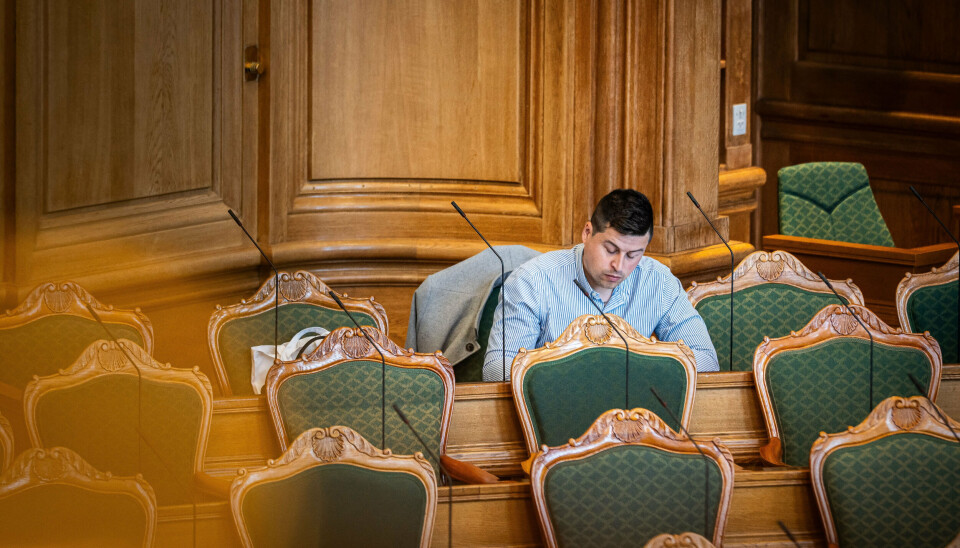 Mike Fonseca sidder på bageste række i Folketinget. Men herfra forsøger han stadig at lave reel politik. (Arkivfoto).