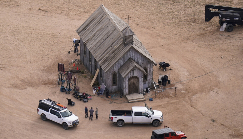 Under optagelserne til westernfilmen 'Rust' blev filmfotografen Halyna Hutchins skudt og dræbt. Tre år efter er filmen udkommet i USA. En eventuel indtjening vil gå til hendes efterladte mand og søn.