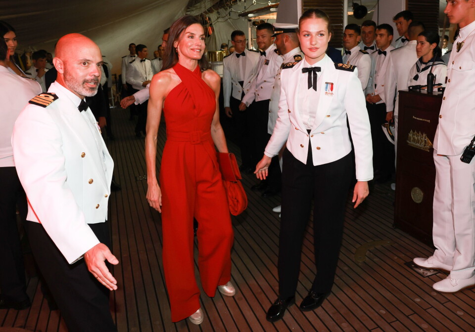 Dronning Letizia og kroprinsesse Leonor ses her ombord på træningsfartøjet Juan Sebastián de Elcano