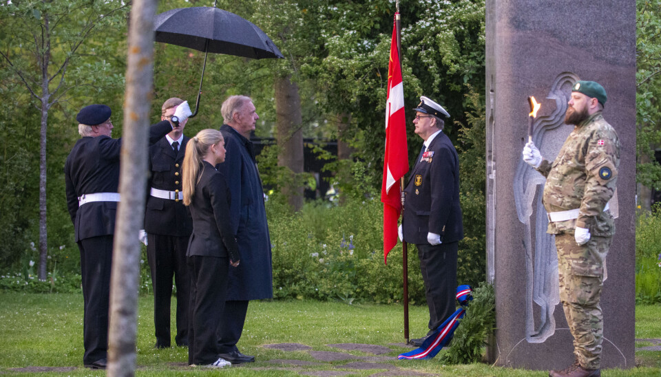 Christian Eugen-Olsen med flere ærer de faldne ved Bjørn Nørgaard-mindesmærket for søens folk.