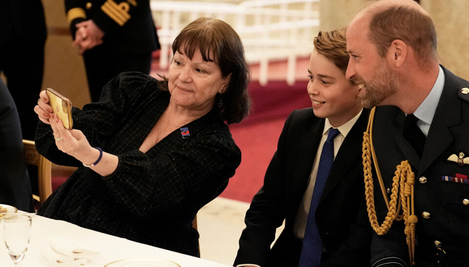 En gæst får sig en selfie med den kongelige familie