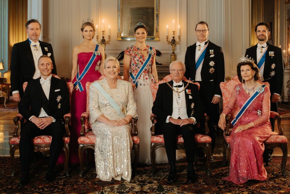 Det islandske præsidentpar president Halla Tómasdóttir og Björn Skúlason ses her sammen med den svenske kongefamilie inden gallamiddagen på slottet i Stockholm tirsdag aften.
