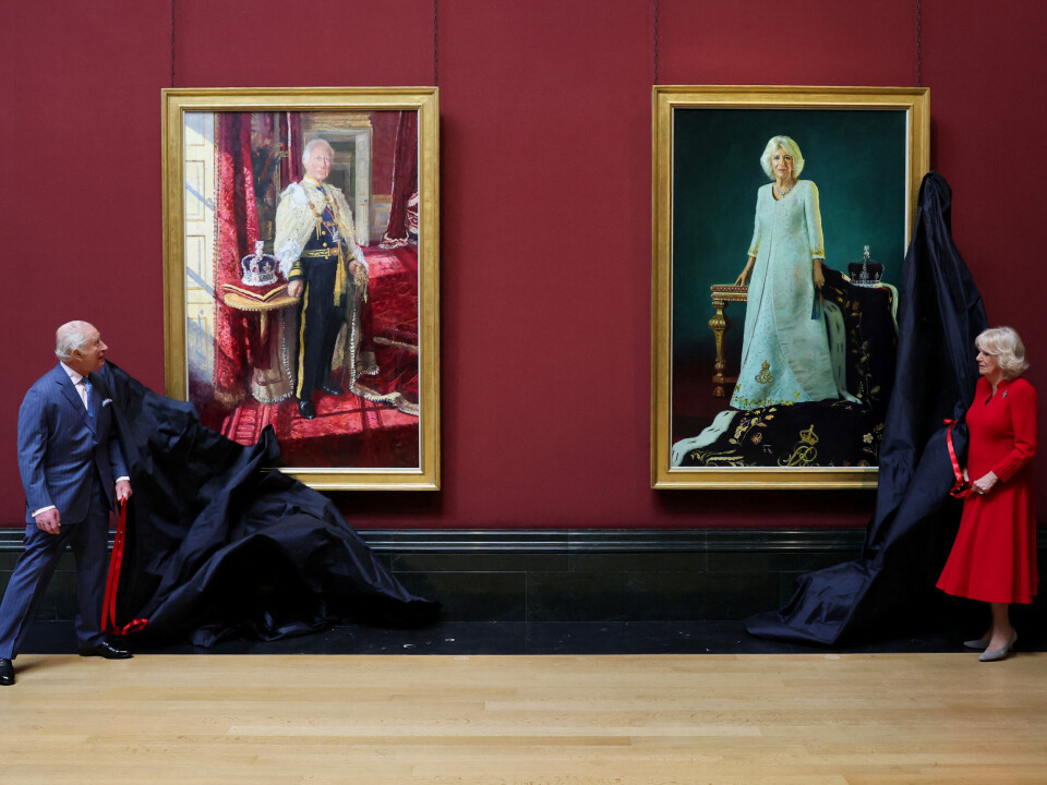 Charles og Camilla afslører de to nye kronings-portrætmalerier i The National Gallery i London.